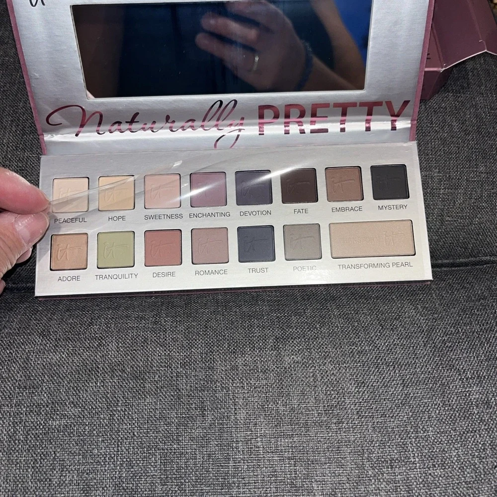 IT COSMETICS NATURALLY PRETTY MATTE VOL  2 TRANSFORMING 15 EYESHADOW PALETTE